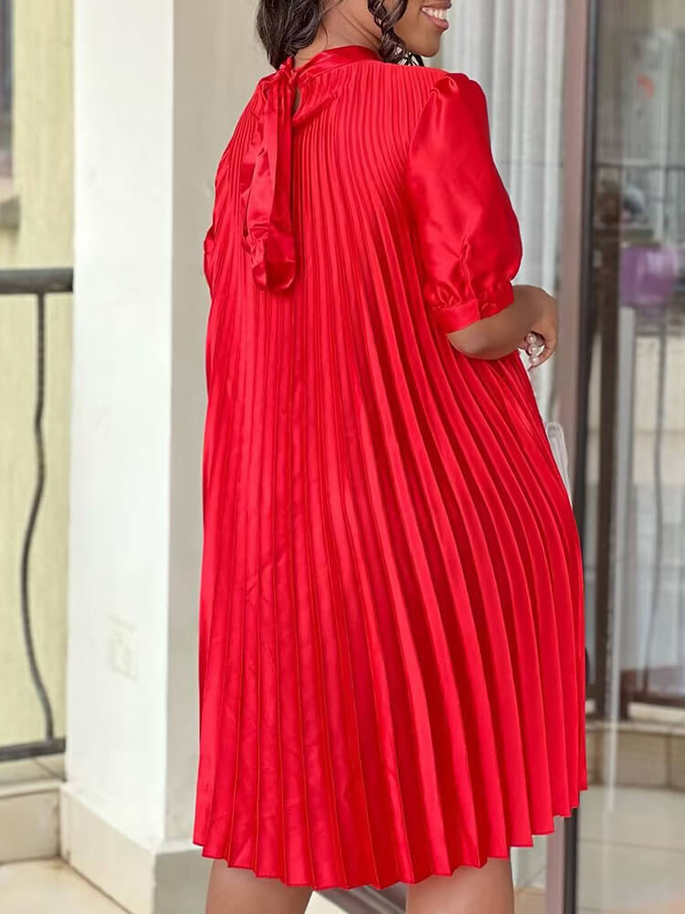 Kurzärmeliges, plissiertes Minikleid mit Stehkragen und kurzen Ärmeln