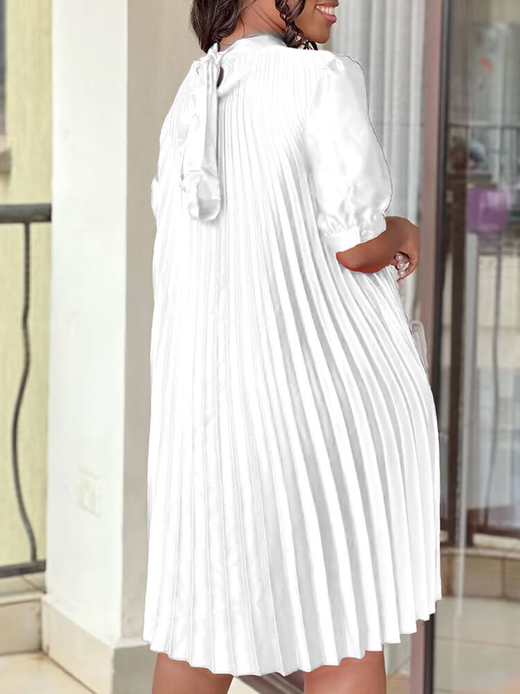 Kurzärmeliges, plissiertes Minikleid mit Stehkragen und kurzen Ärmeln