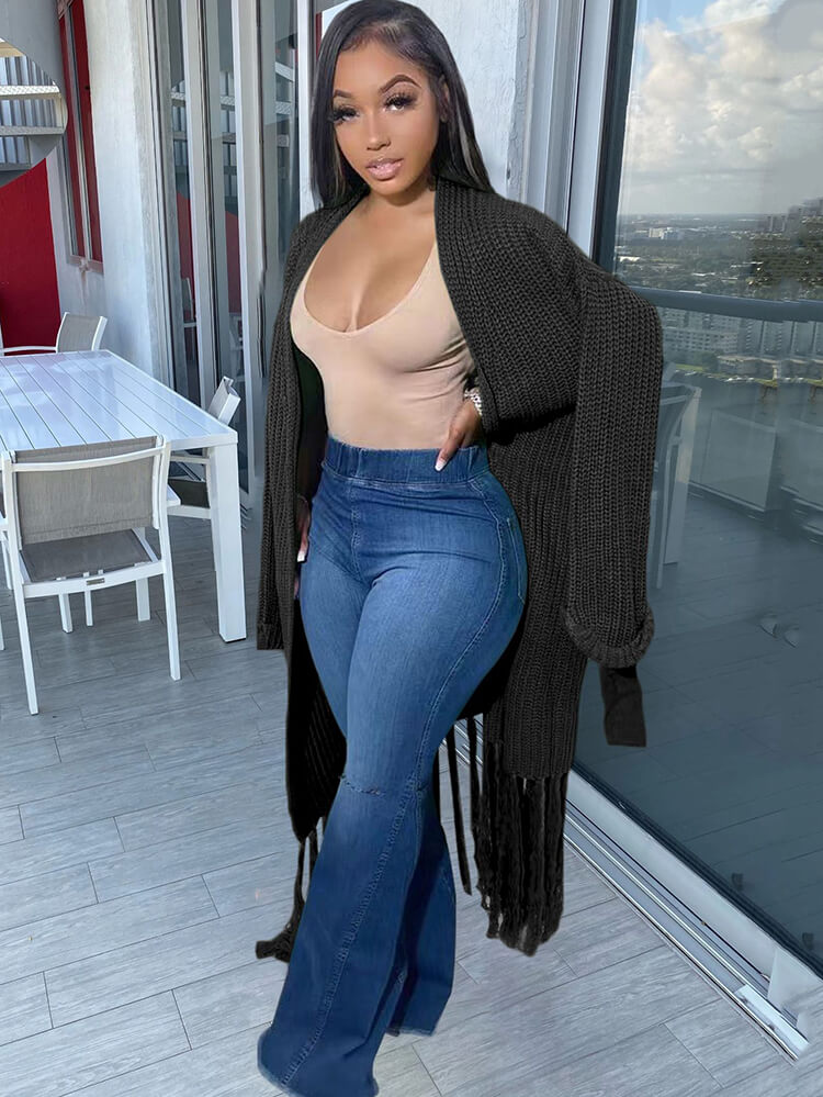 Langärmlige, einfarbige Strickjacke mit Quasten