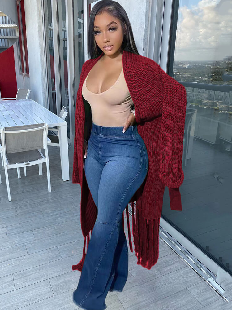 Langärmlige, einfarbige Strickjacke mit Quasten