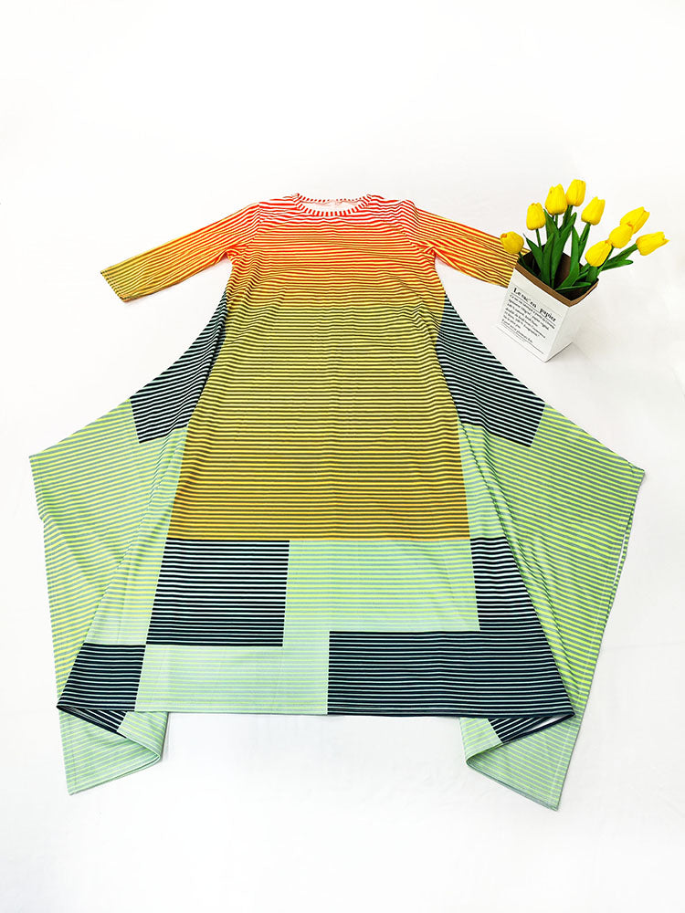 Halbärmeliges, gestreiftes, asymmetrisches Midikleid