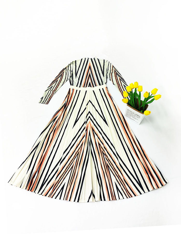 Langärmelige, plissierte Maxikleider